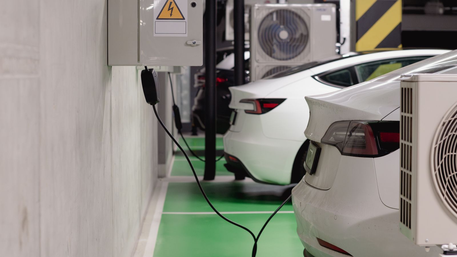 Elektroauto lädt an einer Ladesäule