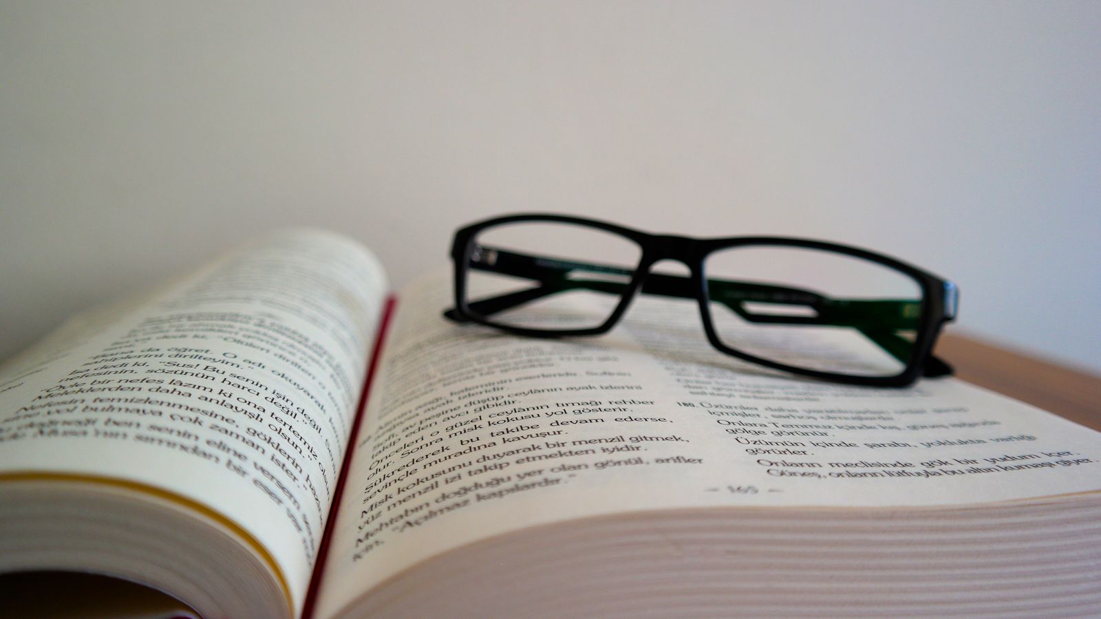 Aufgeschlagenes Buch auf einem Tisch