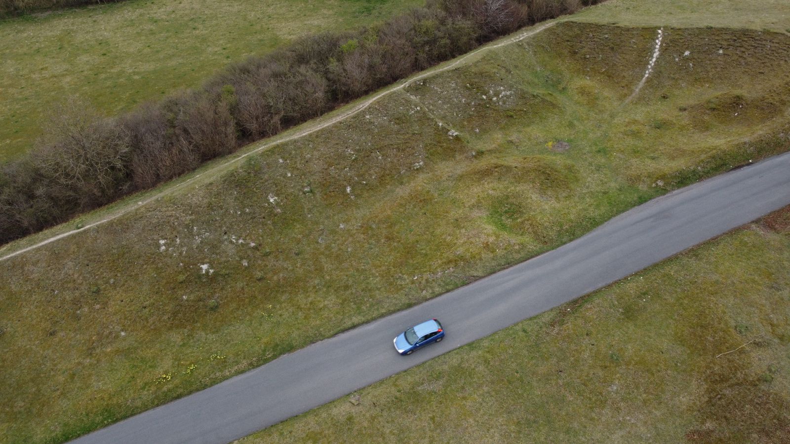 Elektroauto auf einer Landstraße