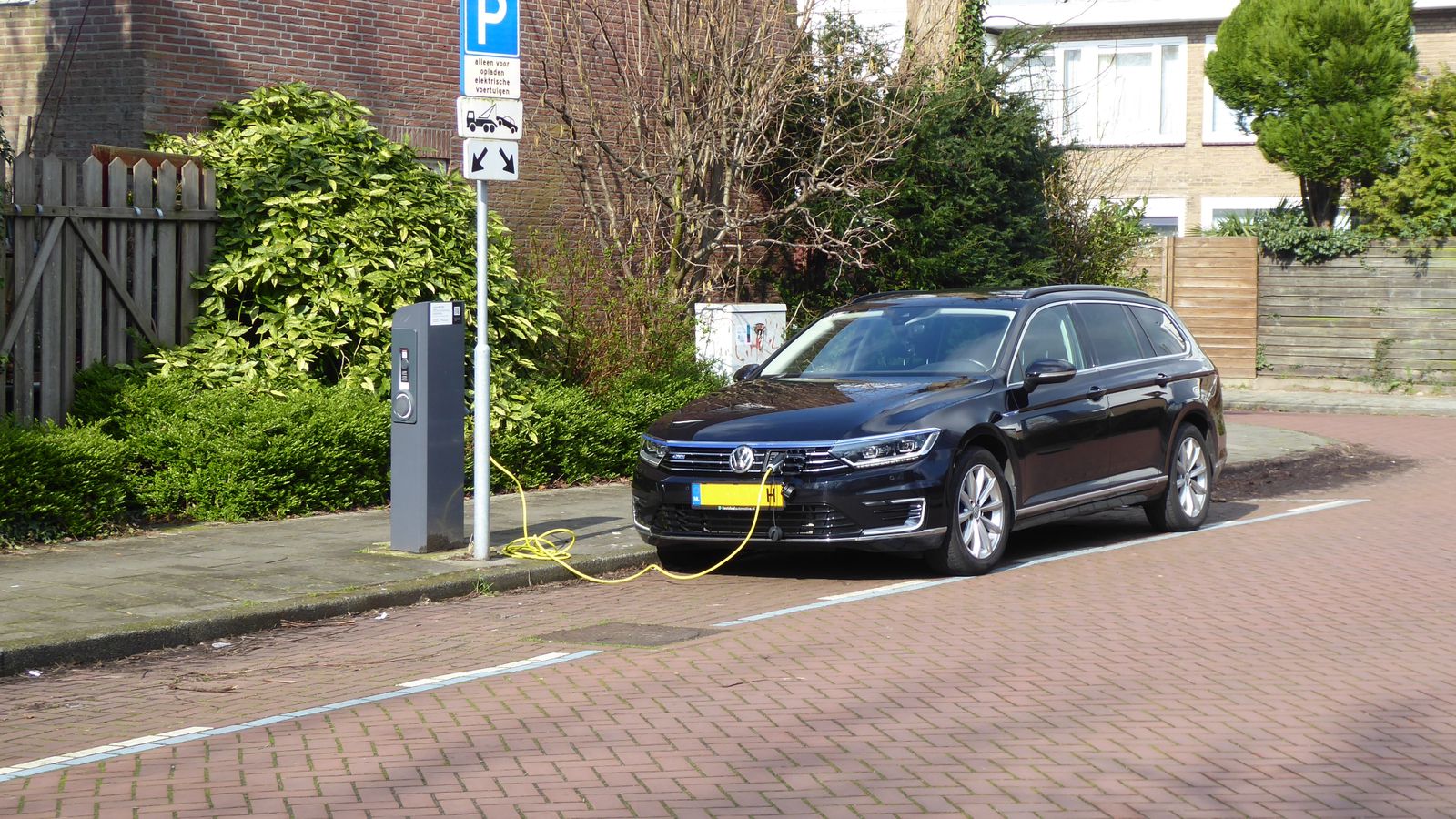 Elektroauto oder Verbrenner: Was ist über die Jahre günstiger?